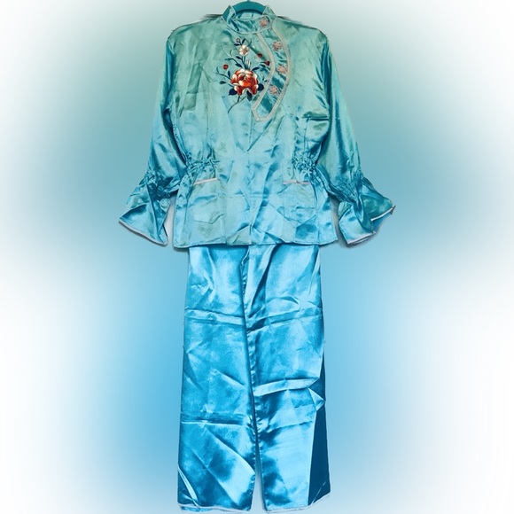 BEAUTIFUL Vintage silky Chinese embroidered pajamas with pink detailing - Picture 1 of 17